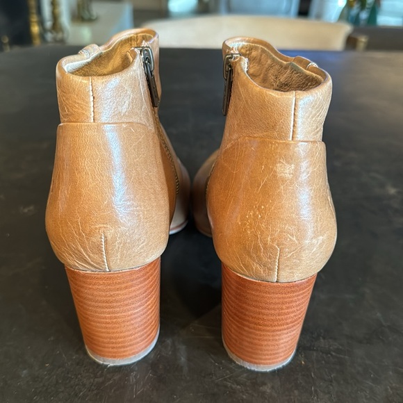 Frye bootie size 7 1/2 M. Camel - Picture 4 of 9